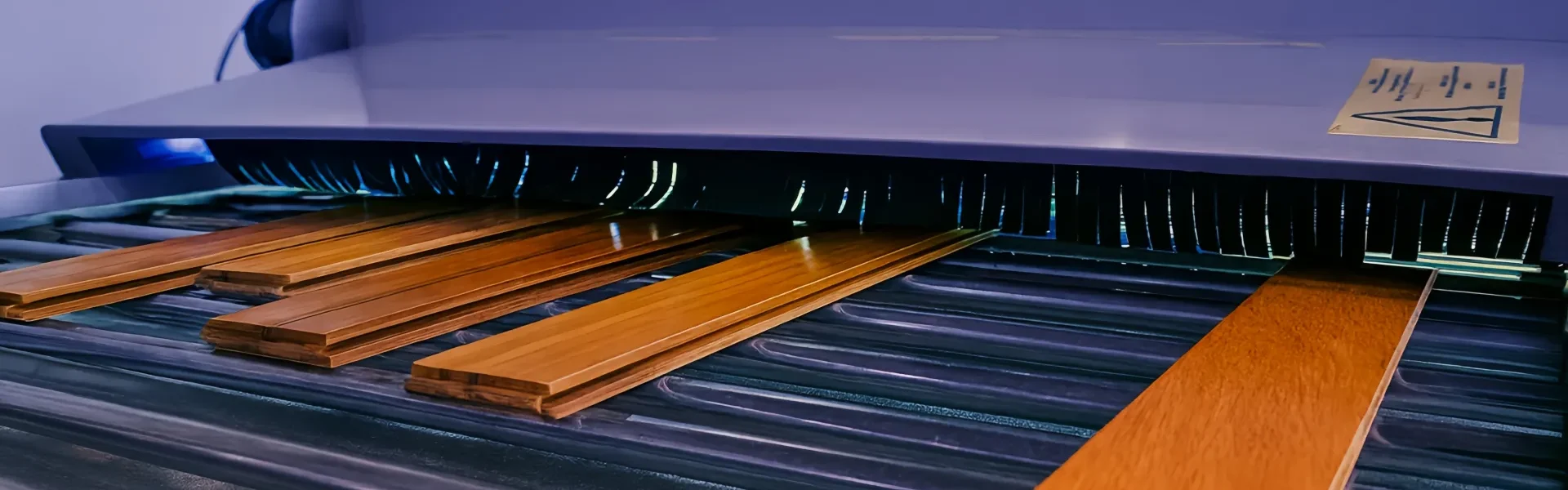 Ứng dụng đèn UV công nghiệp công suất cao trong băng tải sản xuất đồ gỗ nội thất.